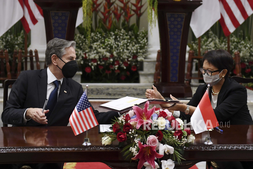  Menteri Luar Negeri AS Antony Blinken, kiri, dan Menteri Luar Negeri RI Retno Marsudi menandatangani Nota Kesepahaman di Gedung Pancasila, Jakarta, Selasa, 14 Desember 2021. AS dan RI sepakat memperdalam kerja sama maritim dalam pertemuan bilateral tersebut. 