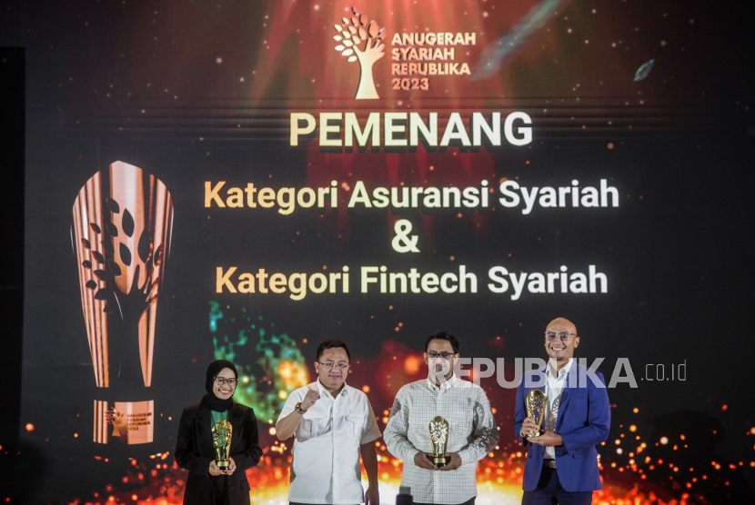 Sekjen MES Iggi Haruman Achsien (kedua kiri) berfoto bersama pemenang kategori asuransi syariah dan fintech syariah saat acara Anugerah Syariah Republika 2023 di Jakarta, Kamis (30/11/2023).