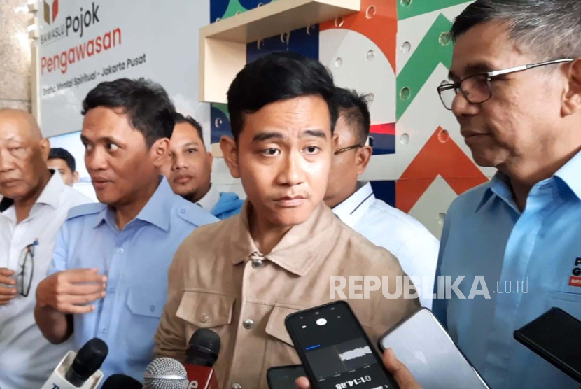 Cawapres nomor urut 2 saat diwawancarai wartawan usai menyampaikan klarifikasi di Kantor Bawaslu Jakarta Pusat, Rabu (3/1/2024). 