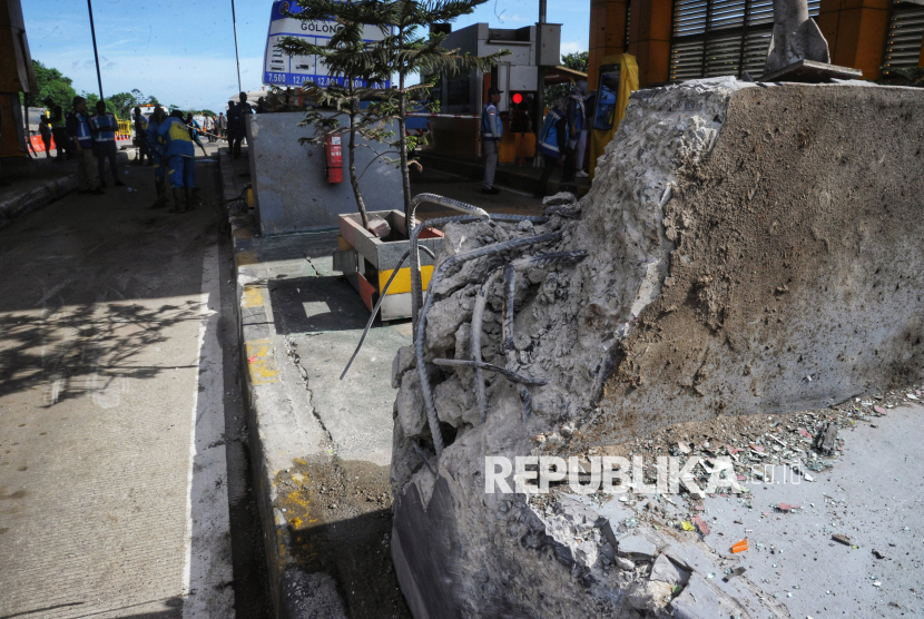 Suasana di lokasi Tempat Kejadian Perkara (TKP) kecelakaan beruntun di Gerbang Tol Ciawi 2, Bogor, Jawa Barat, Rabu (5/2/2025). Polisi mengungkapkan dugaan penyebab kecelakaan enam kendaraan beruntun di Gerbang Tol Ciawi 2 yang menewaskan 8 orang dan belasan orang luka-luka pada Selasa (4/2/2025) sekitar pukul 23.30 WIB diduga akibat rem truk tronton pembawa galon blong. Mereka saat ini masih melakukan masih melakukan penyelidikan. Korban meninggal dunia maupun luka-luka langsung dilarikan ke Rumah Sakit Umum Daerah (RSUD) Ciawi untuk menerima penanganan.