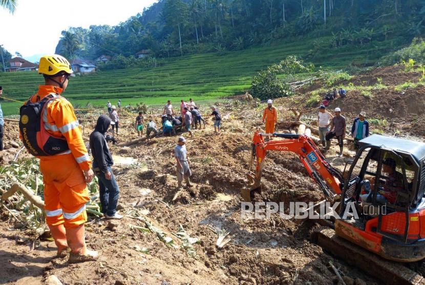 Proses pencarian korban tertimbun longsor di Desa Sukanagara, Kecamatan Peundeuy, Kabupaten Garut, Senin (10/7/2023). 