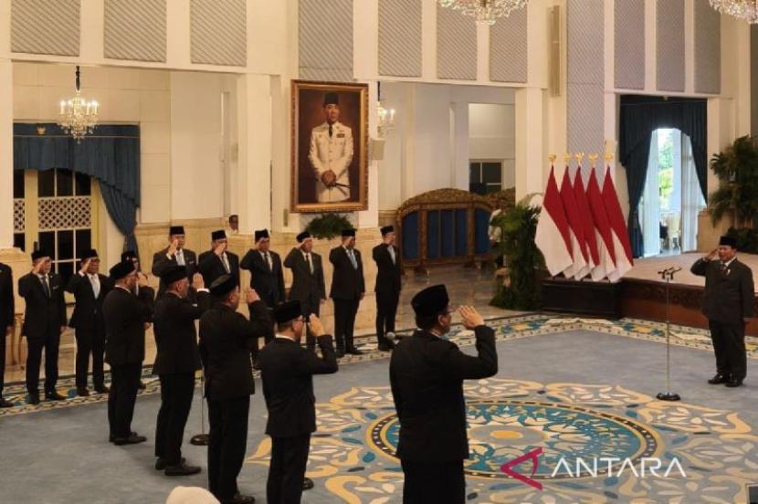 Prabowo beri surat terima kasih kepada menteri terkena 
