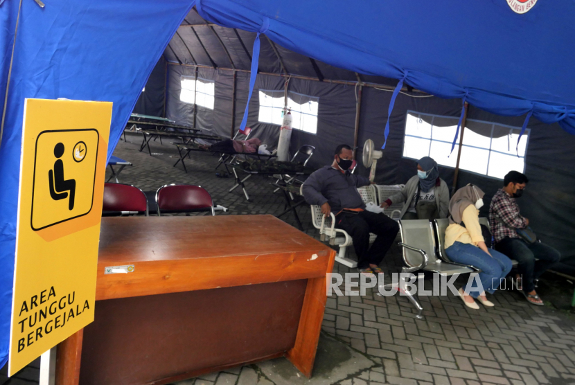 IDI dan Perhimpunan Profesi: PSBB Serentak Pulau Jawa. Warga menunggu pemeriksaan di tenda darurat Poli Covid-19 RSUP Dr Sardjito, Yogyakarta, Senin (28/6). Untuk antisipasi RSUP Dr Sardjito mendirikan tenda darurat di depan Poli Covid-19. Namun, pendirian tenda darurat ini masih untuk antisipasi jika bangsal untuk pasien Covid-19 penuh.