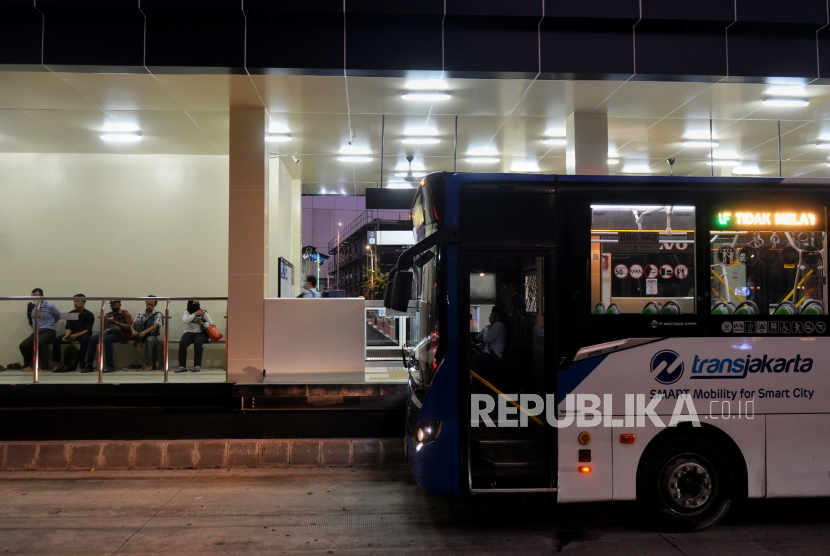 Calon penumpang menunggu kedatangan bus Transjakarta di Halte Dukuh Atas 2, Jakarta Pusat, Kamis (25/5/2023). PT Transjakarta akan membuka rute menuju Bandara Soekarno-Hatta.