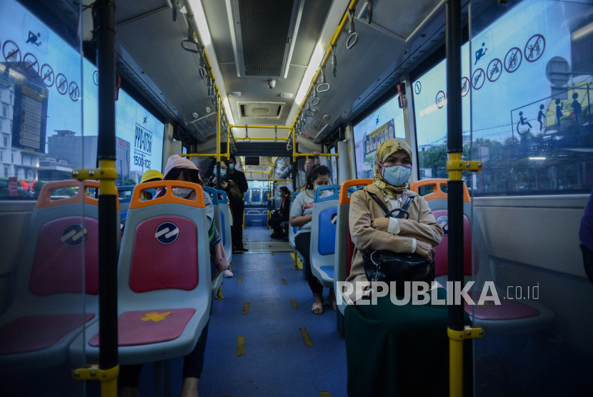Penumpang menaiki bus Transjakarta. Akibat aksi massa penolakan UU Ciptaker, Kamis (8/10), sejumlah rute Transjakarta mengalami pengalihan atau perpendekan rute.
