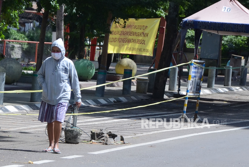 Warga berjalan di depan Taman Regol, Kota Bandung, yang ditutup untuk mencegah penyebaran Covid-19, Kamis (3/12). Kawasan Jalan Dipatiukur juga masuk jam malam selama 14 hari untuk menekan kasus laju virus corona.