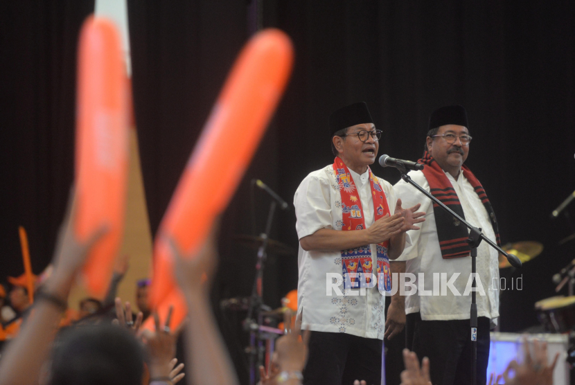 Paslon nomor urut 3 Pramono Anung dan Rano Karno berbicara saat menghadiri Festival Menyala di Jakarta International Velodrome, Ahad (3/11/2024).