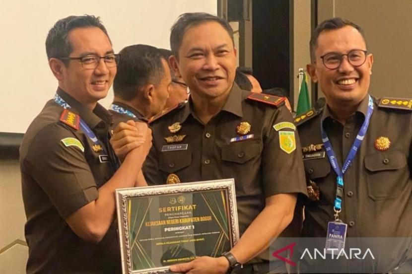 Kejari Kabupaten Bogor Raih Tujuh Penghargaan di Rakerda Kejati Jabar