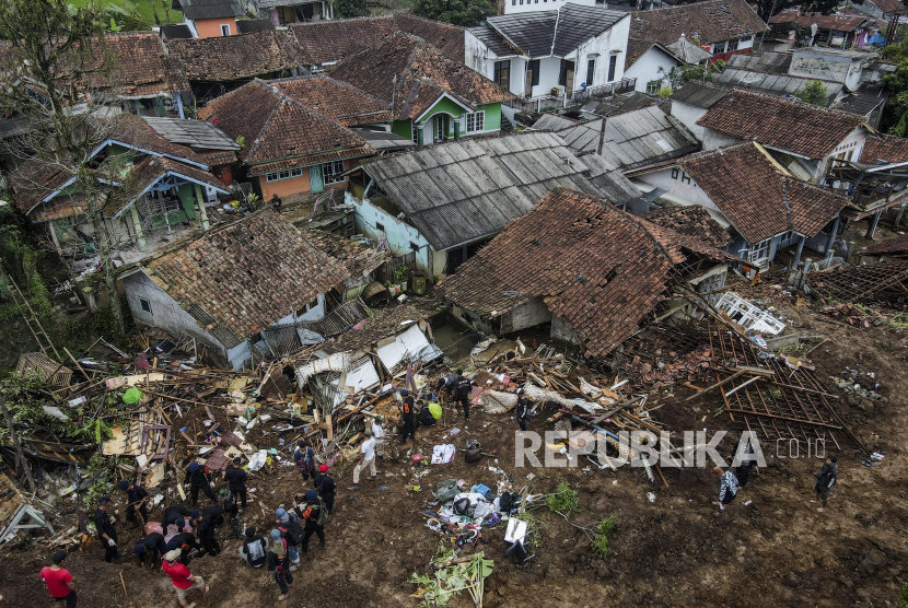 Foto udara rumah yang hancur akibat gempa dan longsor yang terjadi di kawasan Cijendil, Kecamatan Cugenang, Cianjur, Jawa Barat, Rabu (23/11/2022). Pada hari ketiga pencarian korban gempa yang melanda Cianjur, puluhan warga di kawasan Cijendil masih tertimbun longsor yang diakibatkan gempa bumi bermagnitudo 5,6.