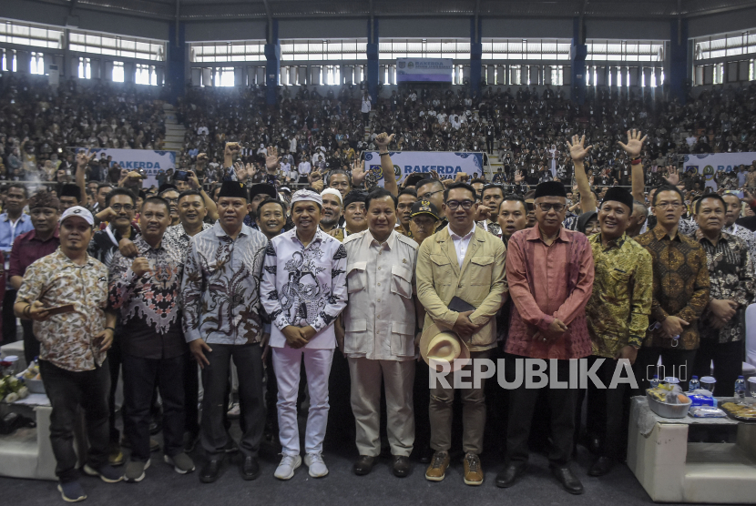 Capres Prabowo Subianto bersama Ridwan Kamil dan Dedi Mulyadi hadir di Rakerda Asosiasi Pemerintah Desa Seluruh Indonesia (Apdesi) Jawa Barat di Kota Bandung, Kamis (23/11/2023).
