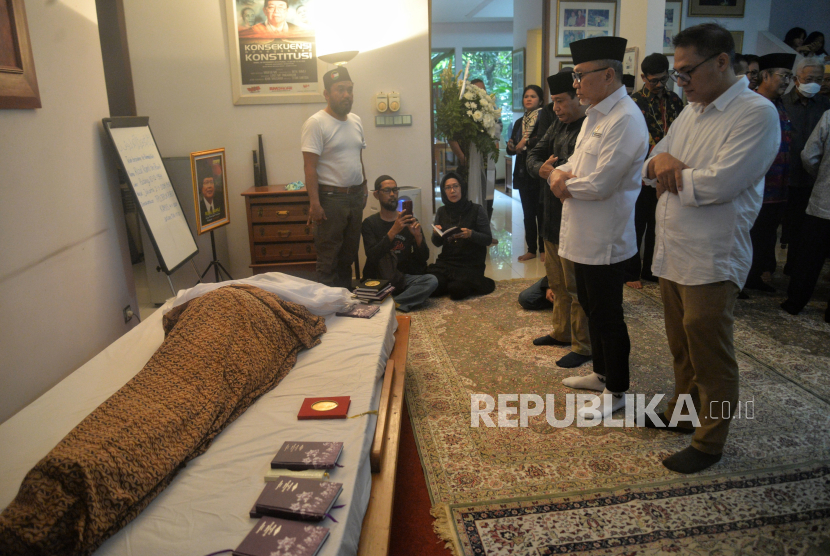 Sejumlah Kerabat melayat almarhum Mantan Menteri Koordinator (Menko) Bidang Kemaritiman Rizal Ramli di kediamannya Jalan Bangka IX, Jakarta Rabu (3/1/2023). Rizal Ramli mengembuskan napas terakhir dalam usia 69 tahun di Rumah Sakit Cipto Mangunkusumo (RSCM) Jakarta pada Selasa (2/1/2024) malam dan akan dimakamkan di tempat pemakaman umum (TPU) Jeruk Purut, Jakarta pada Kamis (4/1/2024).