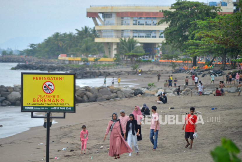 Pengunjung berwisata di Pantai Padang, Sumatera Barat, Kamis (5/1/2023). Dinas Pariwisata Kota Padang menargetkan angka kunjungan wisatawan ke kota itu pada tahun 2023 mencapai tiga juta orang, meningkat dari capaian tahun 2022 sebanyak 2,8 juta orang.  