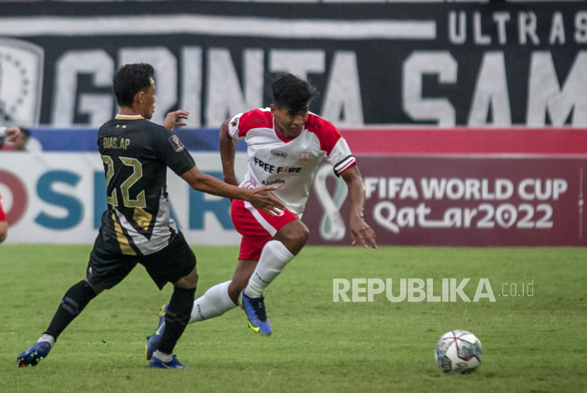 Bek Dewa United FC Dias Angga Putra (kiri)