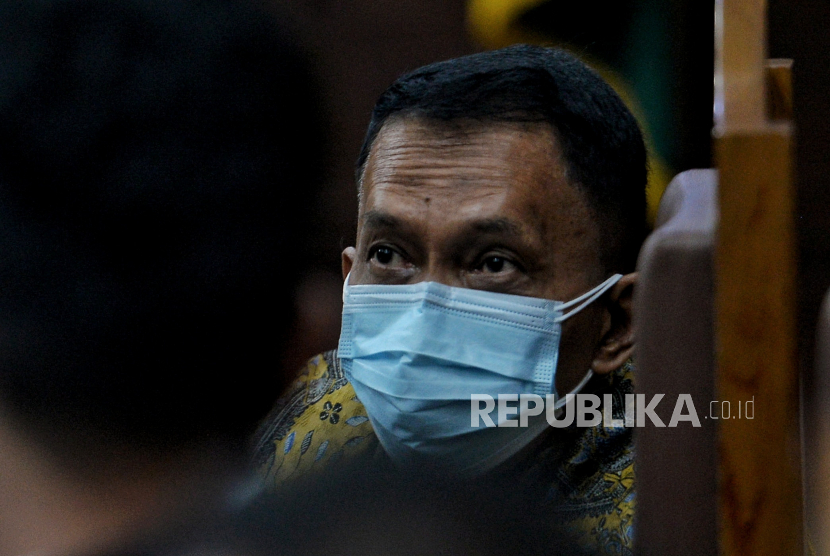 Terdakwa mantan pejabat pajak Angin Prayitno Aji saat menjalani sidang lanjutan perkara dugaan suap terkait pengurusan nilai pajak Direktorat Jenderal Pajak Kementerian Keuangan di Pengadilan Tipikor, Jakarta, Selasa (16/11). Sidang tersebut beragendakan mendengarkan keterangan saksi yang dihadirkan Jaksa Penuntut Umum (JPU) KPK. Jaksa KPK mendakwa dua mantan pejabat pajak Angin Prayitno Aji dan Dadan Ramdani menerima suap sebesar Rp 15 miliar dan SGD 4 juta atau sekitar Rp 42 miliar. Republika/Thoudy Badai