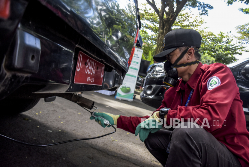 Petugas menguji emisi gas buang pada kendaraan roda empat (ilustrasi). Pemerintah Kota Tangerang Selatan (Tangsel) melaksanakan uji emisi kendaraan bermotor sebagai upaya untuk menekan polusi udara di wilayah Tangsel. Saat ini masih terus dilakukan sosialisasi kepada masyarakat untuk mau melakukan pengujian mesin kendaraan bermotor tersebut.