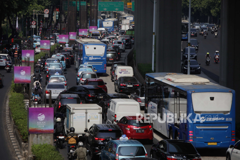 Sejumlah kendaraan terjebak kemacetan di Jalan HR Rasuna Said, Jakarta Selatan, Rabu (6/9/2023). Rekayasa lalu lintas pada pukul 07.00 WIB hingga 10.00 WIB yang dilakukan untuk penyelenggaraan KTT ASEAN 2023, membuat kemacetan panjang di sejumlah ruas jalan protokol Ibu Kota.