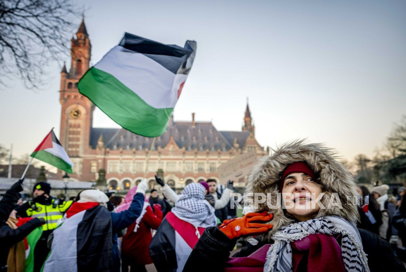 Seorang aktivis Palestina bergabung dalam unjuk rasa sebelum sidang di Mahkamah Internasional (ICJ), mengenai pengaduan genosida oleh Afrika Selatan terhadap Israel, di Den Haag, Belanda. 