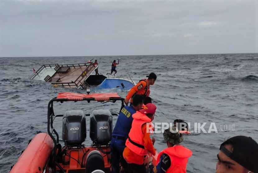 Tim SAR berusaha mengevakuasi penumpang kapal yang tenggelam. (Ilustrasi)