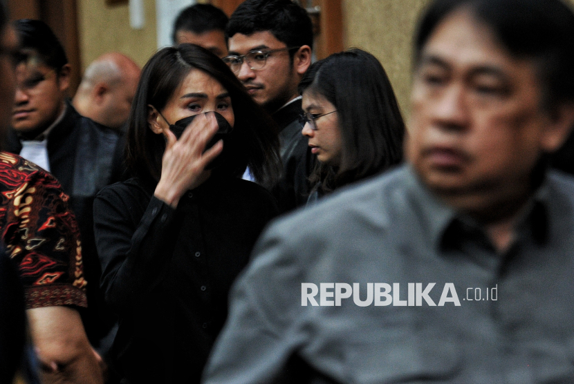 Terdakwa kasus dugaan korupsi tata niaga komoditas timah Helena Lim usai menjalani sidang pembacaan vonis di Pengadilan Tipikor, Jakarta, Senin (30/12/2024). Crazy rich PIK tersebut divonis hukuman 5 tahun penjara, denda Rp750 juta subsider 6 bulan penjara serta membayar uang pengganti Rp900 juta. Vonis tersebut lebih ringan dari tuntutan jaksa penuntut hakim yakni 8 tahun penjara denda Rp1 miliar subsider 1 tahun penjara serta membayar uang pengganti senilai Rp210 miliar subsider 4 tahun penjara. Dalam kasus tersebut, Ketua Majelis Hakim Rianto Adam Pontoh menyatakan terdakwa Helena Lim terbukti secara sah membantu terdakwa Harvey Moeis melakukan tindak pidana korupsi melalui perusahaan money changer-nya PT Quantum  Skyline Exchange. Selain Helena, Hakim menjatuhkan hukuman kepada terdakwa Mochtar Riza Pahlevi Tabrani dan Emil Erminda divonis 8 tahun penjara denda Rp750 juta subsider 6 bulan. Sementara terdakwa MB Gunawan divonis 5 tahun dan 6 bulan penjara, denda Rp500 juta subsider empat bulan kurungan.