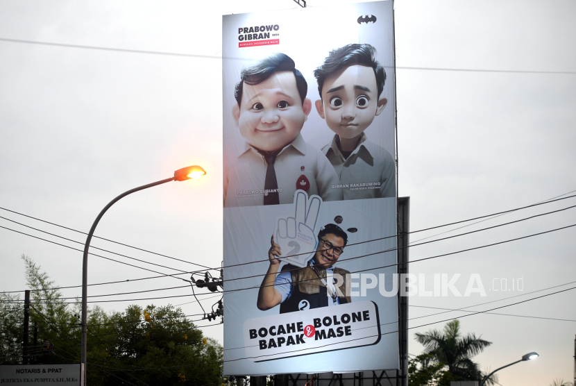 Baliho gemoy pasangan Capres-Cawapres Prabowo-Gibran terpasang di jalan. TKN sebut Prabowo sudah berpengalaman debat soal HAM dan tidak perlu diajari.