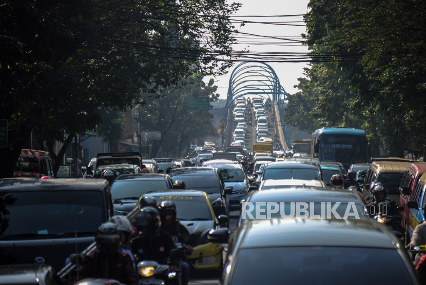 Buka Tutup Jalan di Bandung Dilakukan Pagi, Sore dan Malam. Foto ilustrasi: Kendaraan terjebak kemacetan di Terusan Jalan Jakarta, Bandung, Jawa Barat, Rabu (1/7/2020). Data dari Dinas Perhubungan Kota Bandung mencatat, selama masa PSBB di Kota Bandung rata-rata volume kendaraan sebanyak 157.889 per hari sedangkan pada era normal baru rata-rata kendaraan meningkat hingga 50 persen atau sebanyak 304.726 rata-rata per hari. 