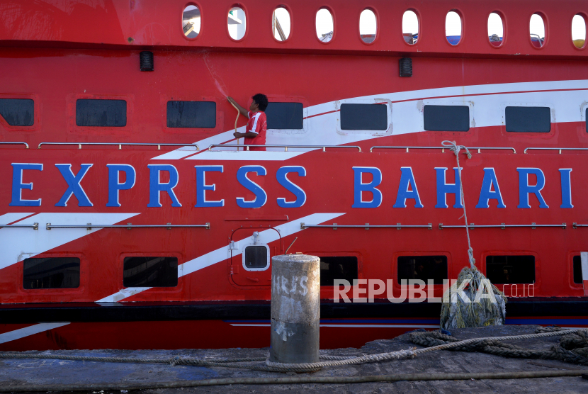 Pekerja membersihkan kapal di Pelabuhan Manado, Sulawesi Utara, Kamis (26/3/2020). Calon penumpang kapal merasa keputusan pemerintah soal larangan mudik kurang disosialisasikan. Ilustrasi.