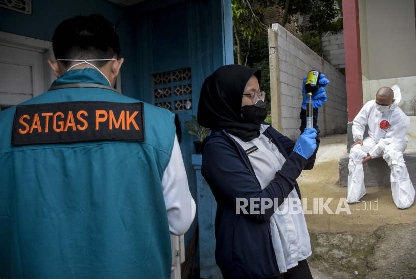 Satgas penyakit mulut dan kuku (PMK) bersama dokter hewan dari Dinas Ketahanan Pangan dan Pertanian (DKPP) Kota Bandung menyiapkan antibiotik saat pemeriksaan hewan ternak rutin di Jalan Cilengkrang, Cibiru, Kota Bandung, Rabu (8/6/2022). Berdasarkan data dari DKPP Kota Bandung, hingga Selasa (7/6/2022), kasus terkonfirmasi penyakit mulut dan kuku (PMK) di Kota Bandung sebanyak 137 ekor hewan ternak dan terduga (suspect) sebanyak 147 ekor. Foto: Republika/Abdan Syakura
