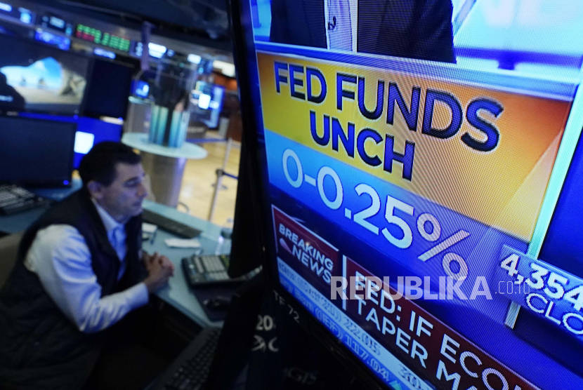 Sebuah layar di lantai Bursa Efek New York menunjukkan keputusan suku bunga Federal Reserve (ilustrasi). 