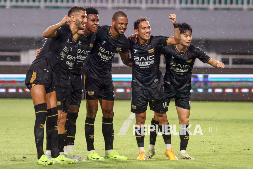 Pesepak bola Dewa United Alex Martins Fereira (tengah) melakukan selebrasi dengan rekan setimnya usai mencetak gol ke gawang Arema FC dalam lanjutan BRI Liga 1 di Stadion Pakansari, Kabupaten Bogor, Jawa Barat, Sabtu (11/1/2025). Dewa United kalahkan Arema FC dengan skor 2-0. Gol Dewa United dicetak Alex Martins Ferreira pada menit ke-8 dan 89.