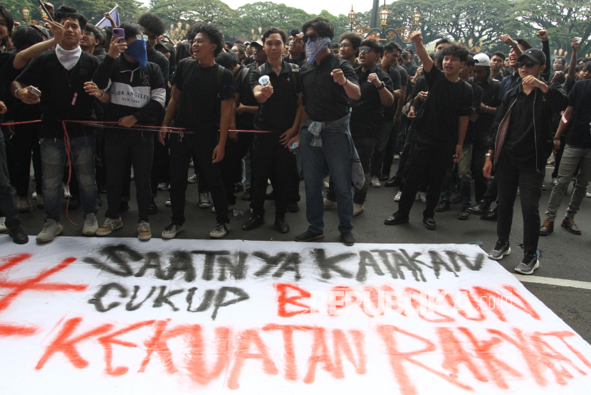 Mahasiswa Gelar Aksi di Gedung DPRD Kota Malang, Tolak Efisiensi Anggaran Pendidikan