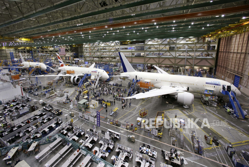  Dalam file foto yang diambil pada 29 Mei 2013 ini, sederet jet Boeing 787 duduk di lantai hampir selesai di pabrik produksi perusahaan di Everett, Wash. Uni Eropa ingin mengakhiri Konflik dengan AS terkait bantuan subsidi yang diberikan ke Airbus dan Boeing.
