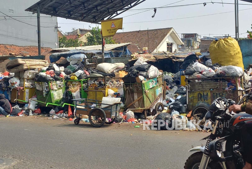 Gerobak yang penuh sampah masih terlihat di TPS Pagarsih, Kota Bandung, Jawa Barat, Senin (28/8/2023). Pengangkutan sampah dari TPS Pagarsih ke TPA Sarimukti terkendala. 