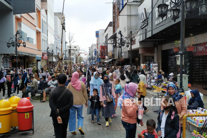 Pedestrian Jalan Dalem Kaum, Alun-alun Kota Bandung, dipadati pengunjung pada Ahad (6/2). Mobilitas masyarakat meningkat di seluruh Indonesia.