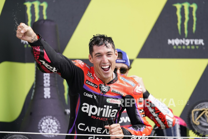 Pembalap MotoGP asal Spanyol Aleix Espargaro dari tim Aprilia Racing, berselebrasi setelah memenangkan GP Inggris di Sirkuit Silverstone, Ahad (6/8/2023).