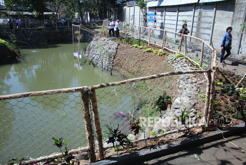Warga menikmati suasana kolam retensi. Pemkot Bandung siap meresmikan Kolam Retensi Rancasari untuk cegah banjir.