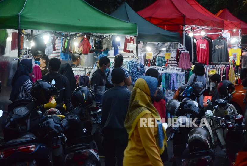 Kawasan Jl Citarum menjadi satunya lokasi tempat mangkal pedagang kaki lima (PKL) dan mobil toko (Moko) yang menjual pakaian beserta perlengkapannya.
