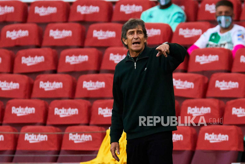 Reaksi pelatih kepala Betis Manuel Pellegrini saat pertandingan sepak bola LaLiga Spanyol antara FC Barcelona dan Real Betis yang digelar di stadion Camp Nou di Barcelona, ??Spanyol, 07 November 2020.