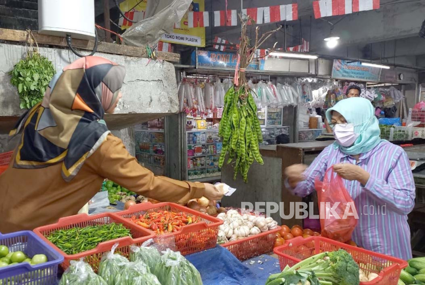 Pedagang sayuran melayani pembeli di Pasar Kosambi, Kota Bandung, Jawa Barat, Senin (6/11/2023). 