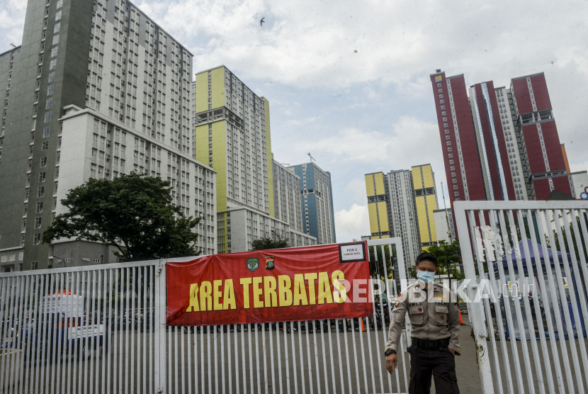 Anggota Polisi keluar gerbang Wisma Atlet Kemayoran yang difungsikan sebagai rumah sakit darurat di Jakarta. Jumlah pasien rawat inap di Rumah Sakit Darurat (RSD) Wisma Atlet ahad (19/4) hari ini hingga pukul 08.00 WIB tercatat sebanyak 693 orang. 