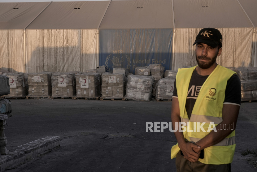 Seorang pekerja berdiri di dekat Bantuan kemanusiaan di pusat logistik dekat perbatasan Rafah antara Mesir dan Jalur Gaza, di Rafah, Mesir, Senin (9/9/2024). Bantuan untuk warga Pelestina tertahan di perbatasan Rafah di sisi Mesir, menunggu untuk memasuki Jalur Gaza