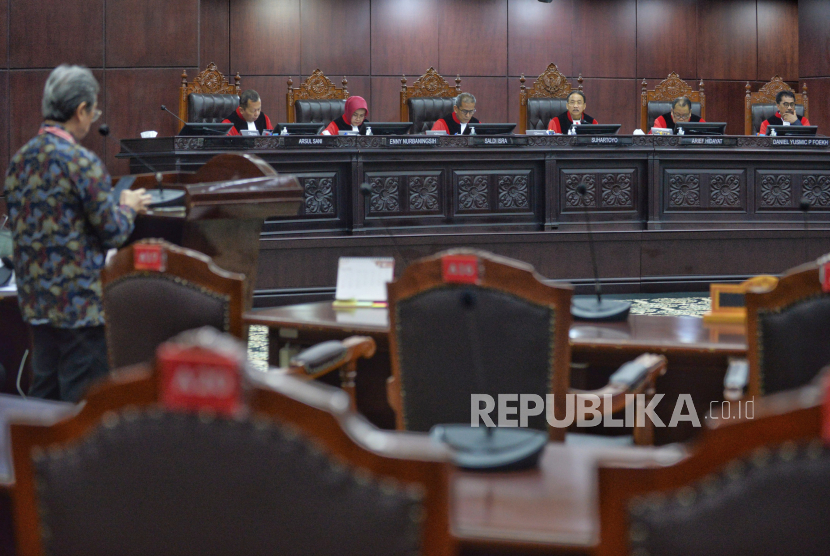 Ketua Majelis Hakim Mahkamah Konstitusi (MK) Suhartoyo besama hakim konstitusi lainnya memimpin sidang lanjutan Perselisihan Hasil Pemilihan Umum (PHPU) Presiden dan Wakil Presiden Tahun 2024 dengan pemohon pasangan no urut 01 Anies Baswedan dan Muhaimin Iskandar di Gedung Mahkamah Konstitusi, Jakarta, Senin (1/4/2024). Agenda sidang lanjutan tersebut yaitu Pembuktian Pemohon (Mendengarkan keterangan ahli dan saksi Pemohon serta Pengesahan alat bukti tambahan Pemohon). Tim Hukum Nasional Anies Baswedan dan Muhaimin Iskandar menghadirkan 7 ahli dan 11 saksi dalam sidang lanjutan Perselisihan Hasil Pemilihan Umum (PHPU) tersebut.
