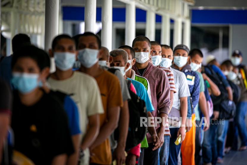 Sejumlah pekerja migran Indonesia (PMI) yang baru tiba antre untuk pengecekan suhu tubuh di Pelabuhan Internasional Batam Centre, Batam, Kepulauan Riau, Kamis (21/5). Ada sekitar 4.800 WNI yang saat ini berada di tahanan Imigrasi Malaysia dan akan dipulangkan. (ilustrasi)