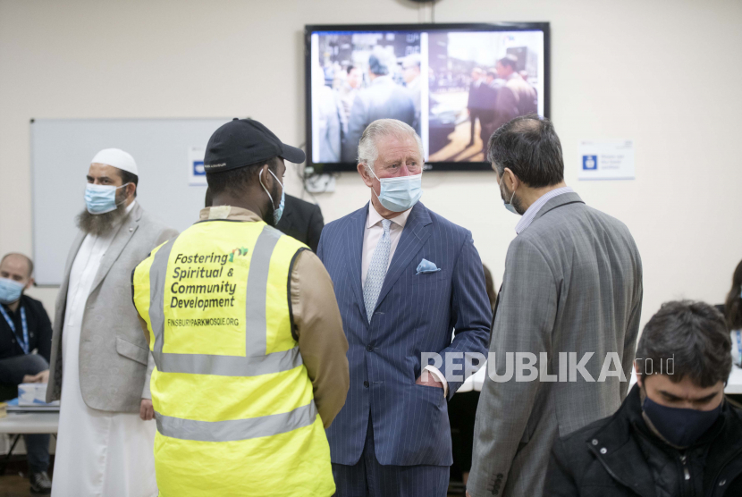  Harian Arab Saudi: Charles Teman Lama Islam. Foto: Pangeran Charles dari Inggris mengunjungi pusat pop-up vaksinasi di Masjid Finsbury Park di London utara, Selasa 16 Maret 2021.