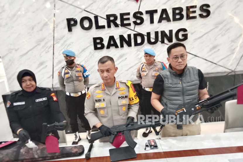 Polrestabes Bandung menggelar konferensi pers pengungkapan kasus penganiayaan dengan korban dokter gigi, di Markas Polrestabes Bandung, Selasa (24/10/2023). 