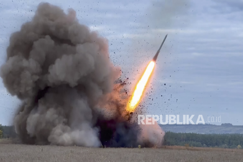  Gambar diam yang diambil dari video selebaran yang disediakan oleh layanan pers Kementerian Pertahanan Rusia pada 24 November 2022 menunjukkan sistem peluncuran roket ganda 