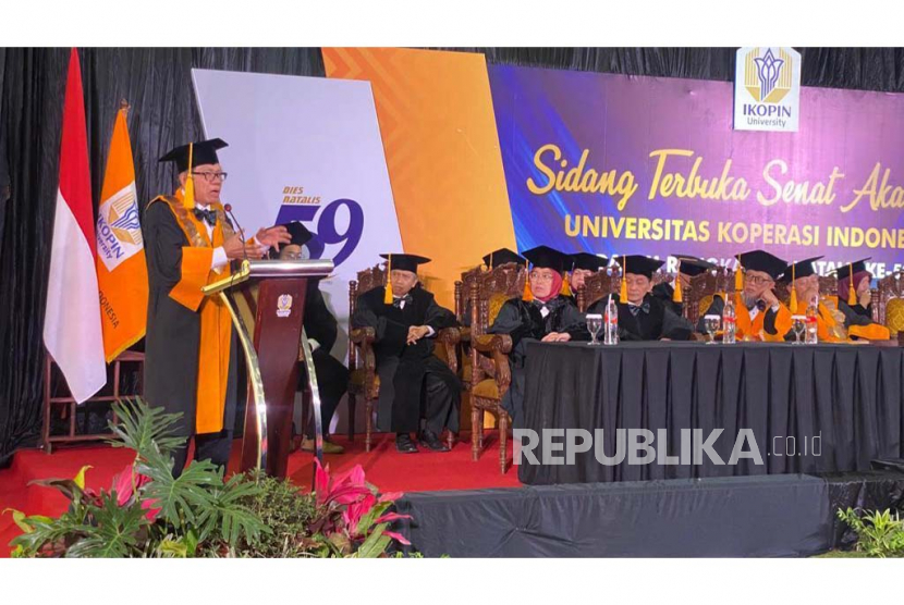 Rektor Ikopin University Prof Agus Pakpahan memberikan sambutan saat acara Dies Natalis ke-59 Ikopin University di Kampus Ikopin University, Jatinangor, Sumedang, Jawa Barat, Rabu (12/7/2023).