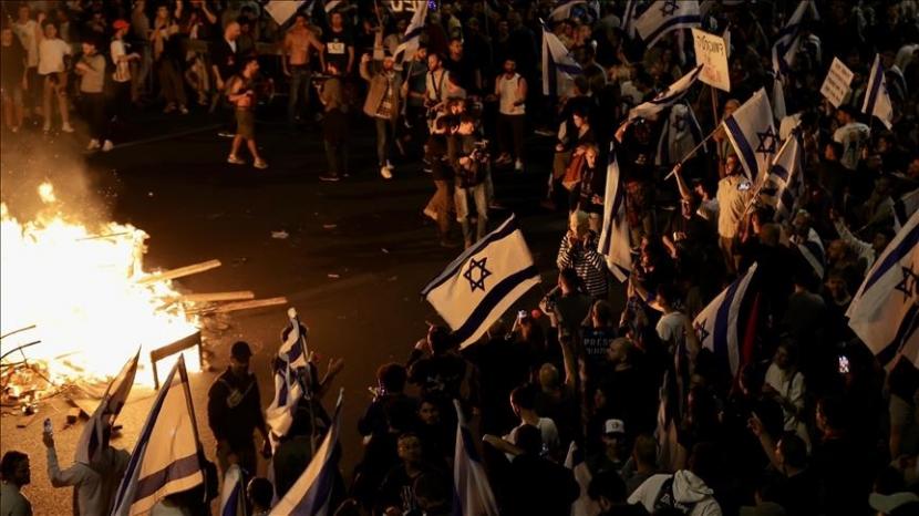Ribuan warga Israel turun ke jalan pada Ahad (26/3/2023) malam sebagai tanggapan atas pemecatan secara mengejutkan Menteri Pertahanan Yoav Gallant oleh Perdana Menteri Benjamin Netanyahu.