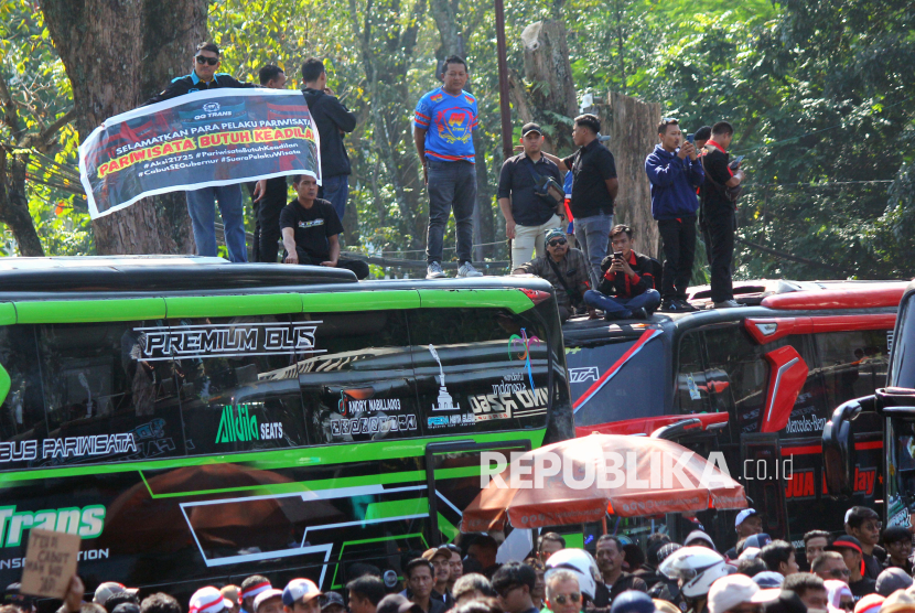 Ribuan pelaku usaha pariwisata di Jawa Barat (Jabar) menggeruduk Gedung Sate, Kota Bandung, Senin (21/07/2025). Dalam aksi itu mereka meminta agar kebijakan larangan Study Tour dicabut agar para pelaku usaha pariwisata dapat bekerja kembali serta mendapatkan penghasilan. 
