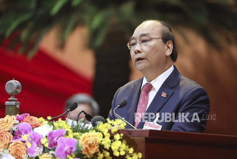 Presiden Vietnam Nguyen Xuan Phuc pada Selasa (17/1/2023) mengundurkan diri setelah Partai Komunis yang berkuasa menyalahkannya atas kasus korupsi yang menimpa jajaran pejabat di bawah pemerintahannya.
