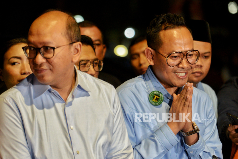 Ketua Koordinator Nasional Pejuang PPP Witjaksono (kanan) didampingi Ketua TKN Prabowo Gibran Rosan Roeslani (kiri) di kediaman Prabowo Subianto Jalan Kertanegara, Jakarta, Rabu (10/1/2024). 